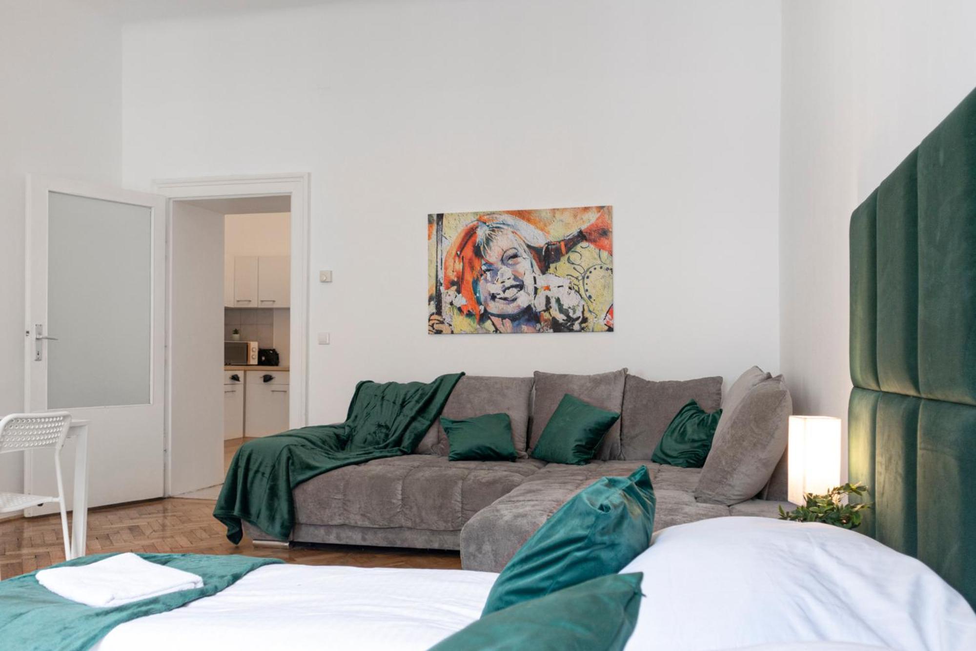 Prime Location & Peaceful Shared 2 Bedroom With Backyard * Wien