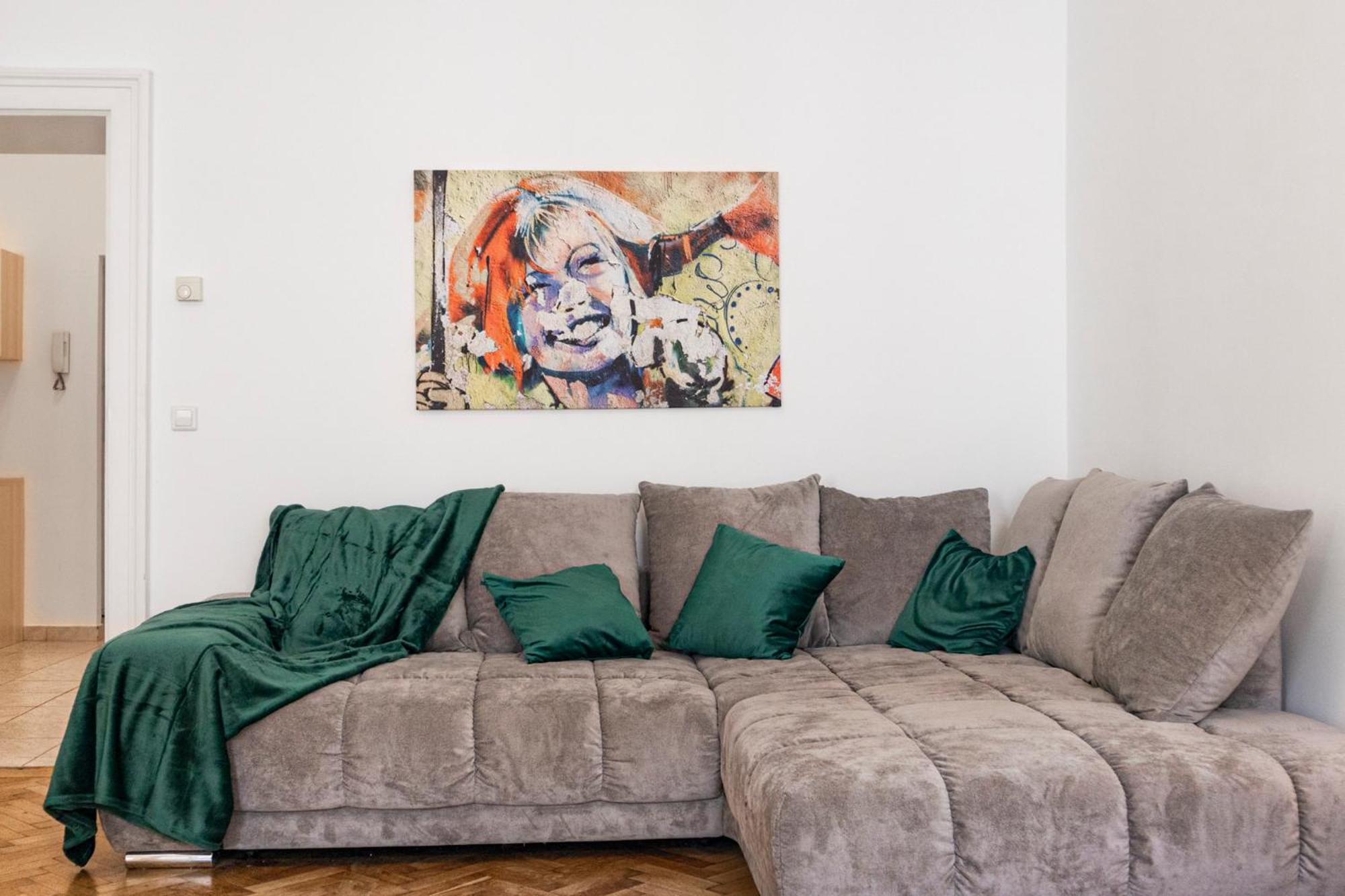 Apartment Prime Location & Peaceful Shared 2 Bedroom With Backyard